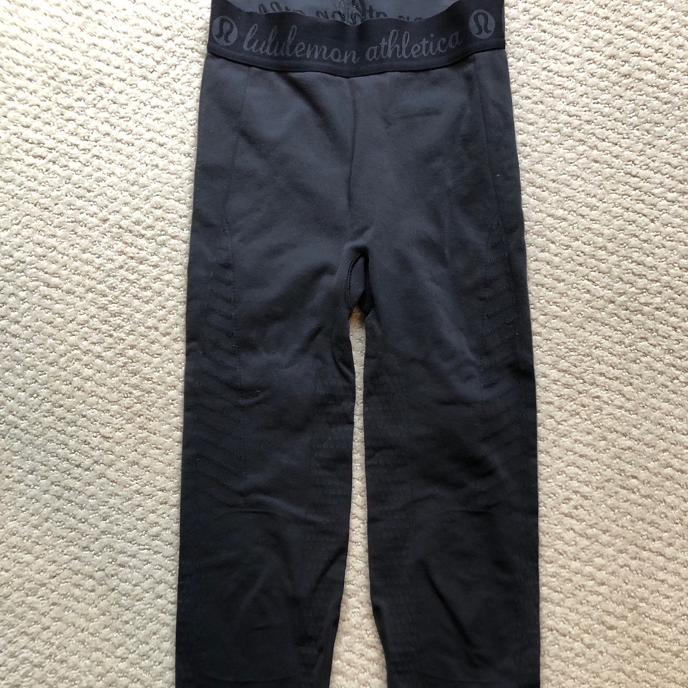 Lululemon Black Cropped Leggings w Cutouts sz 6
